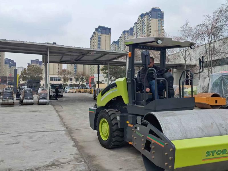 客戶(hù)來(lái)我廠(chǎng)考察試駕12噸小型壓路機(jī)